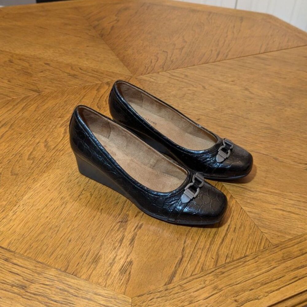 Naturalizer Black Croc Embossed Low Wedge Pumps Silver Buckle Heels 8M